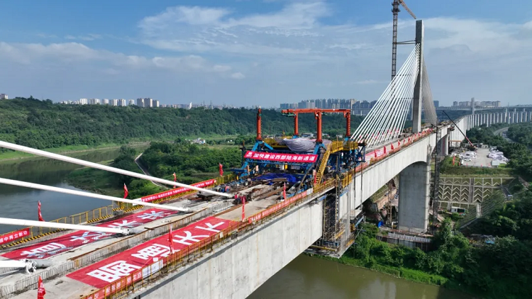 項目動態(tài) | 隆黃鐵路隆敘段擴能改造工程瀘州沱江鐵路特大橋順利合龍