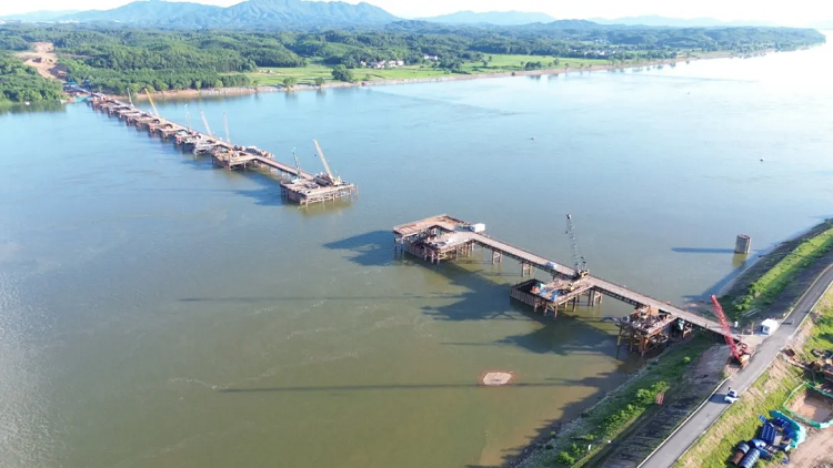 江西峽江縣仁和大橋首個深水圍堰承臺澆筑完成