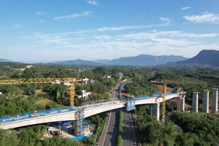 奮戰(zhàn)四季度⑧ | 隆黃鐵路五分部黃角坡跨廈蓉高速特大橋順利合龍